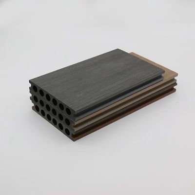 خاکستری تیره تخته های عرشه کامپوزیتی توخالی WPC سنباده کاری درپوش دار